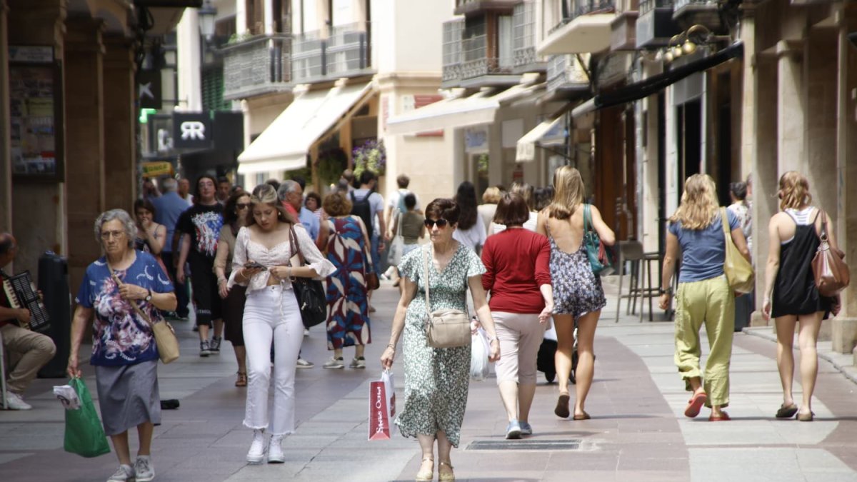 Sorianos paseando por el Collado esta mañana.