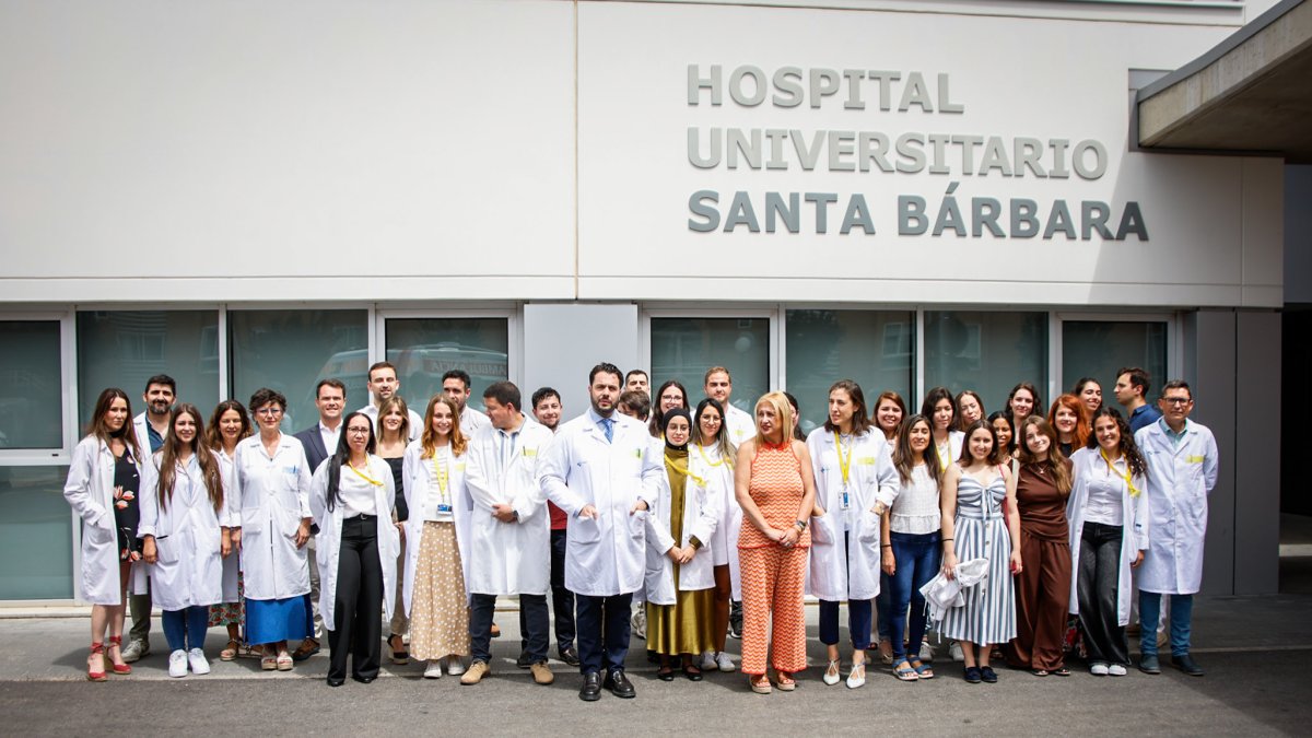 Los residentes posan con sus tutores junto al Hospital Universitario Santa Bárbara.