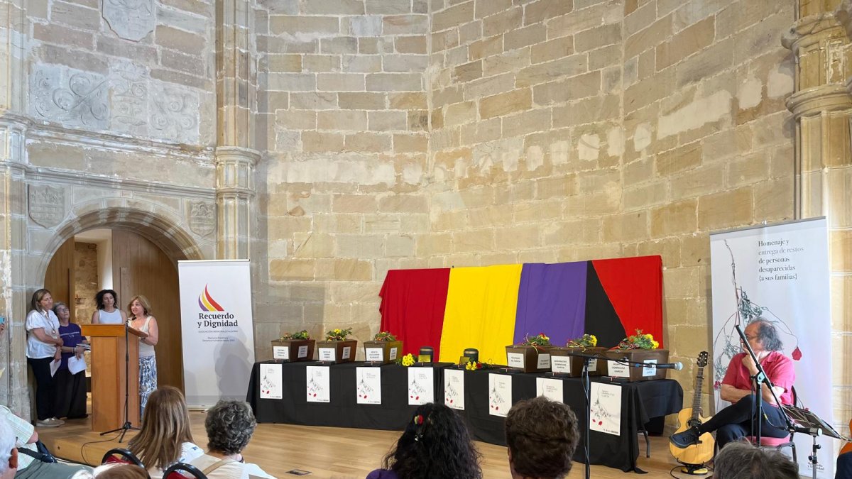 Las familias reciben los restos de las ocho personas identificadas de la fosa de Las Casas.