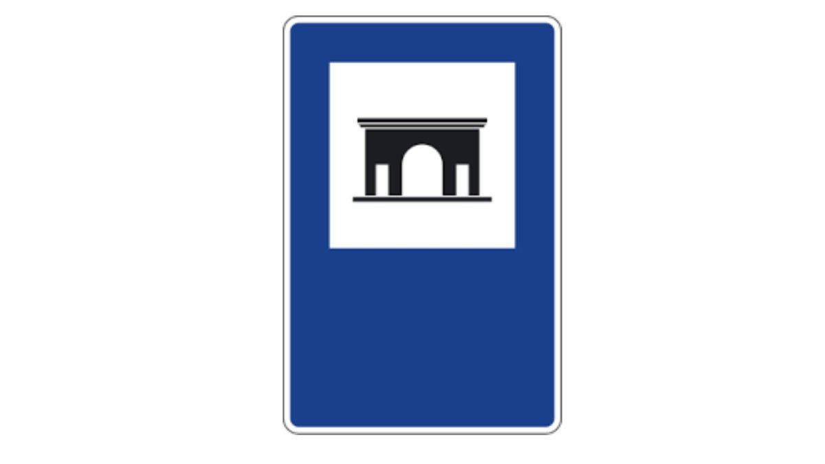 La señal que anuncia monumentos históricos en las carreteras españolas toma como referencia el Arco Romano de Medinaceli, uno de los símbolos patrimoniales más reconocibles del país.