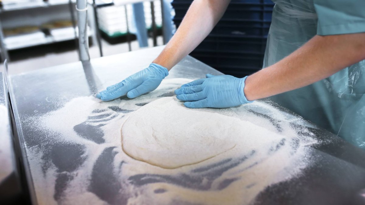 La planta de Campofrío en Ólvega cuenta con capacidad para producir millones de pizzas al año y se ha consolidado como uno de los principales centros industriales de la compañía.