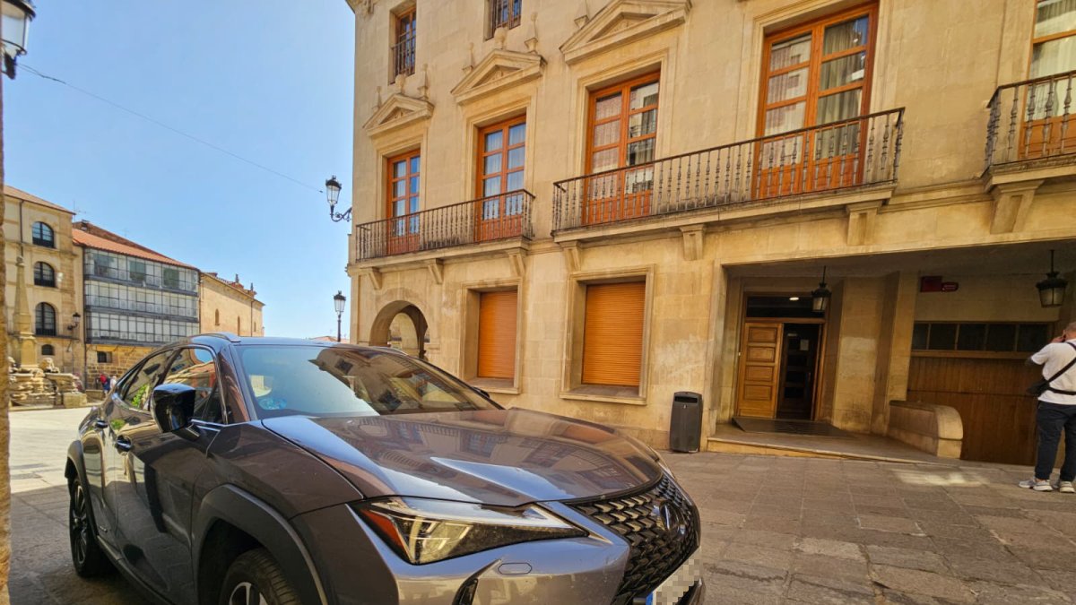 Los agentes entraron por un lateral de la Casa Consistorial.