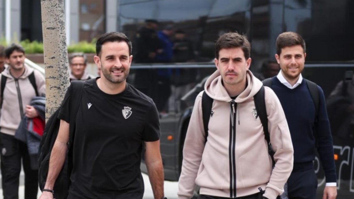 Alberto Ginés Bartolomé con Osasuna con Alessio Lisci al fondo.