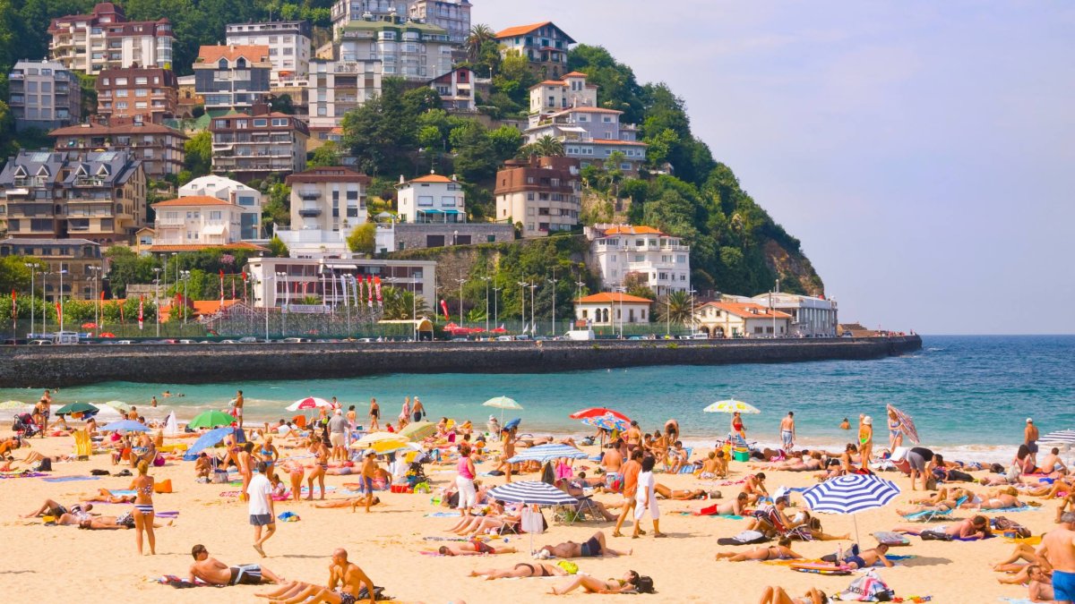 La Playa de La Concha, en San Sebastián, es una de las escapadas al mar más rápidas para los sorianos, con conexiones en autobús que permiten llegar en poco más de cuatro horas.