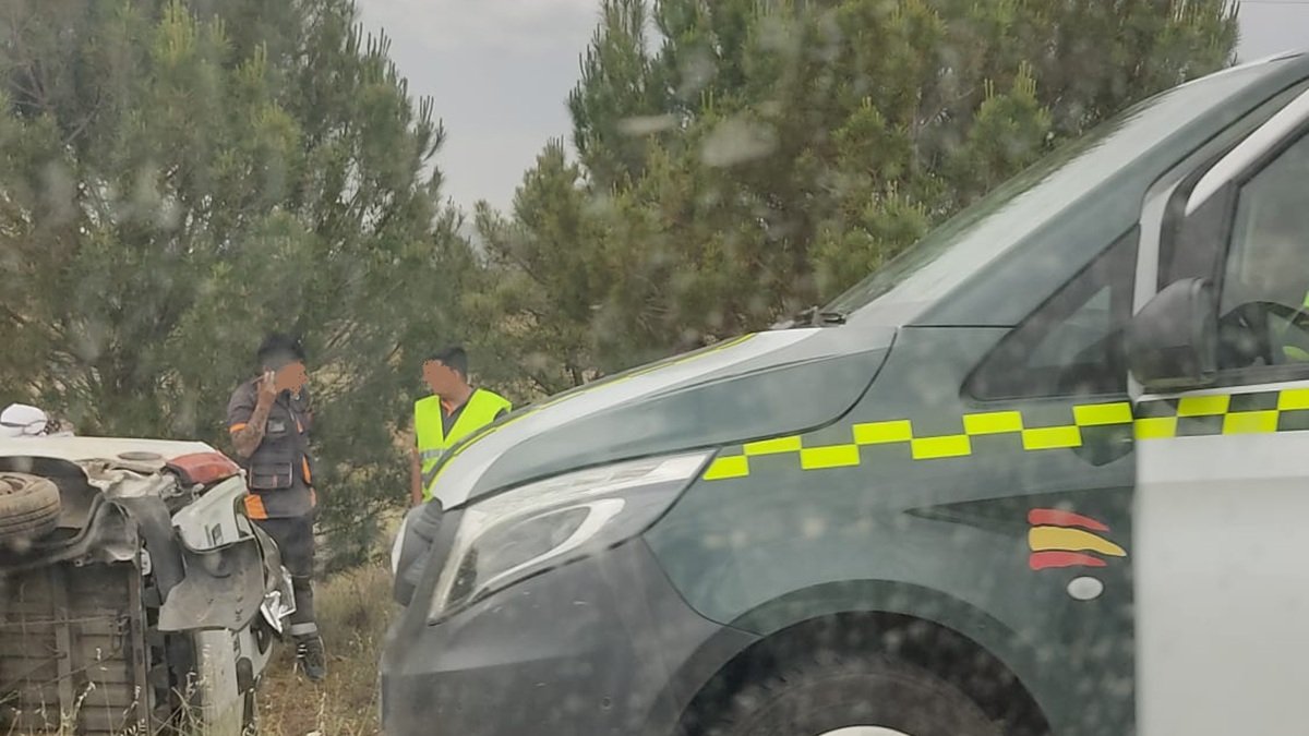 La Guardia Civil junto al vehículo siniestrado.