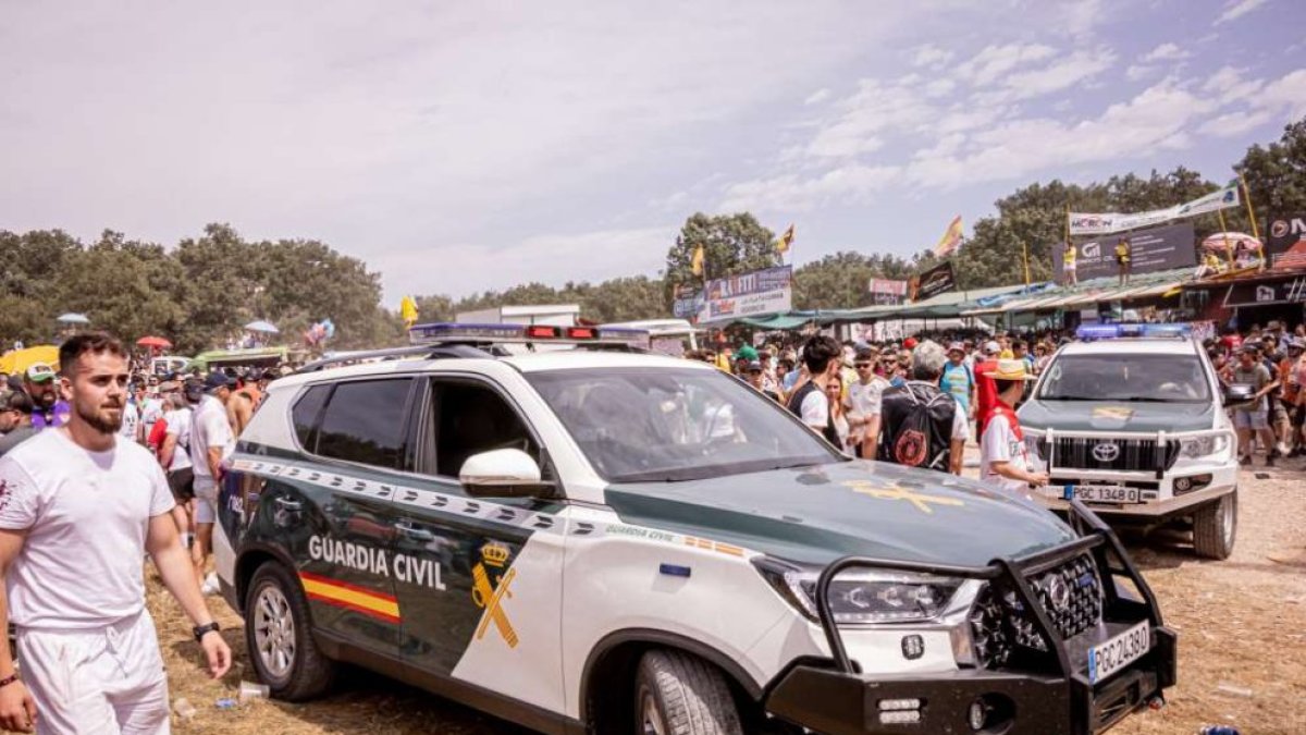 Vehículos de la Guardia Civil en Cañada Honda tras la accidentada salida de corrales.