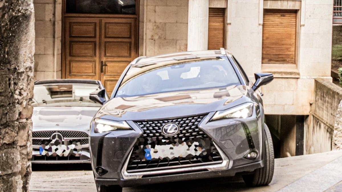 Dos coches de la Guardia Civil salen del Ayuntamiento de Soria en torno a las 20.30 horas del martes día 23 tras finalizar las once horas de registro.