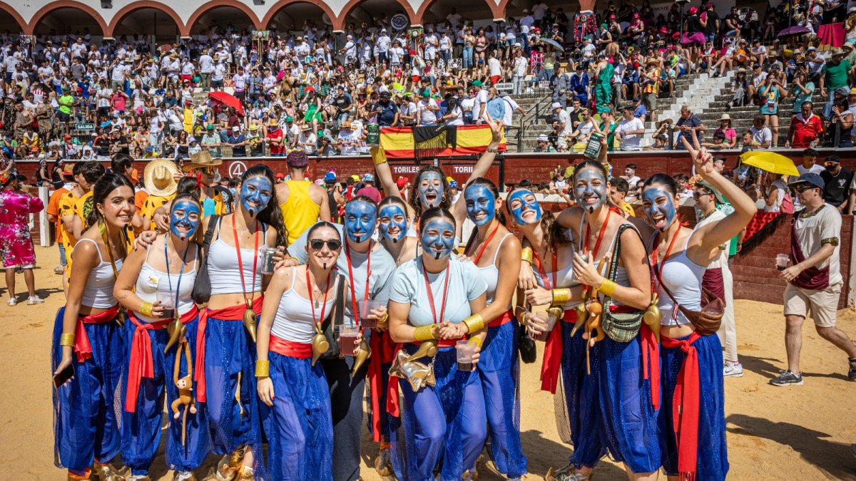 Los disfraces más imaginativos dan color al Viernes de Toros.