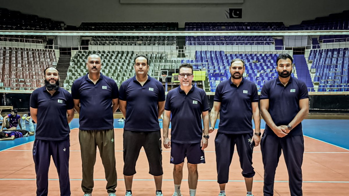 Alberto Toribio junto al resto del cuerpo técnico de la selección nacional de Pakistán.
