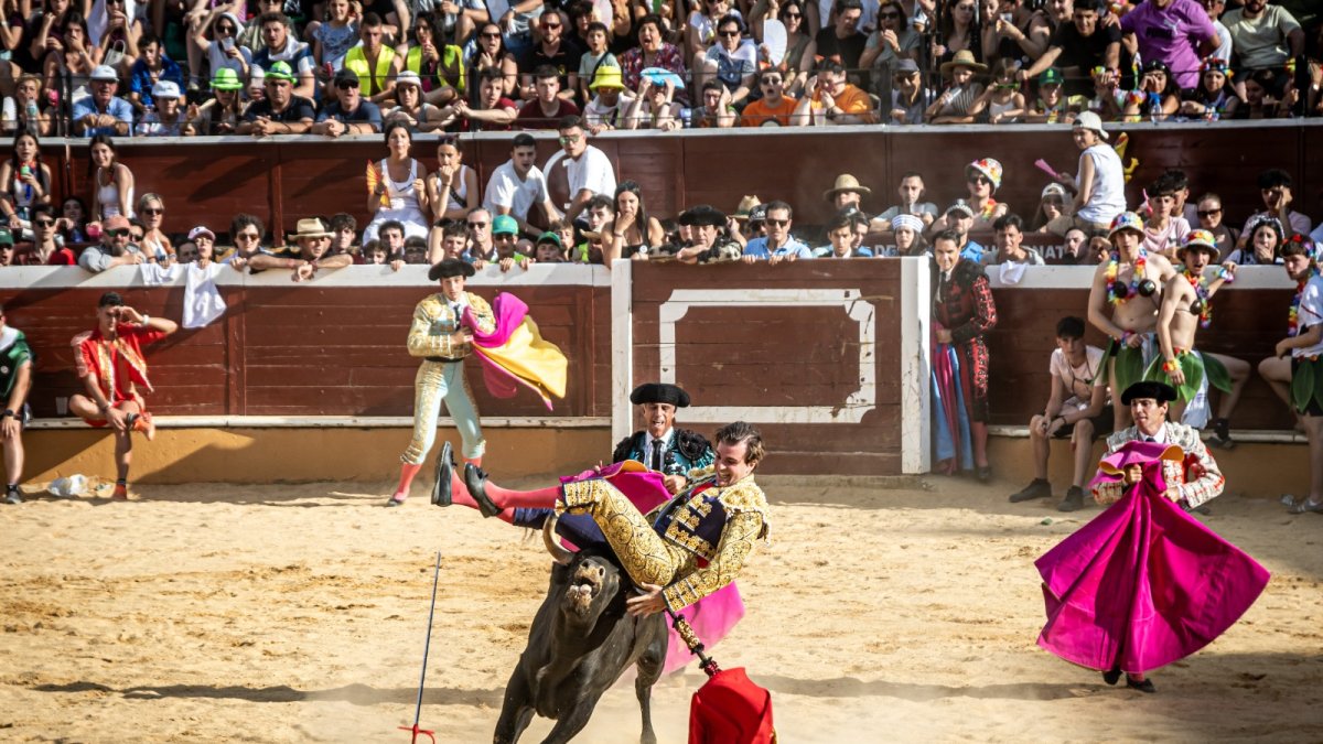 Un pequeño susto sin consecuencia en la jornada de tarde del Viernes de Toros.