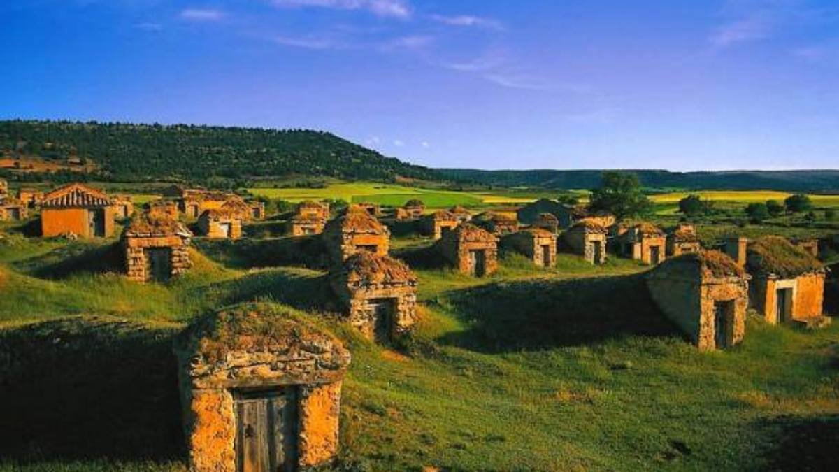 La Ciudad de la Alegría reúne cerca de 200 bodegas tradicionales y constituye uno de los rincones más sorprendentes y fotografiados de Recuerda.