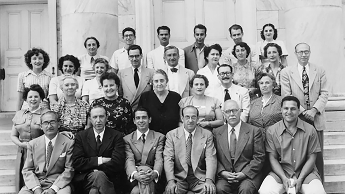 Middlebury College, Vermont (EEUU), 1950. Ángel del Río en el centro, junto a profesores, entre ellos, Pedro Salinas, Eugenio Floririt, Juan Marichal, Laura de los Ríos, etc.