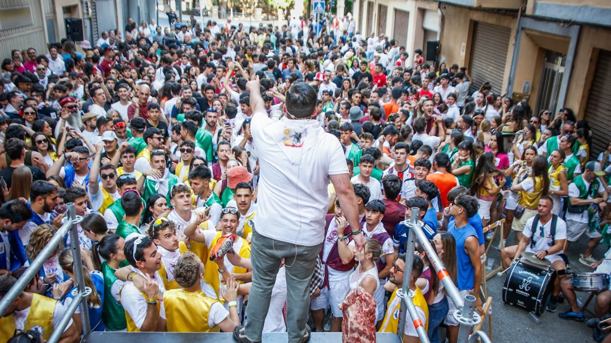 El público abarrota las cuadrillas en la tarde de los Agés.