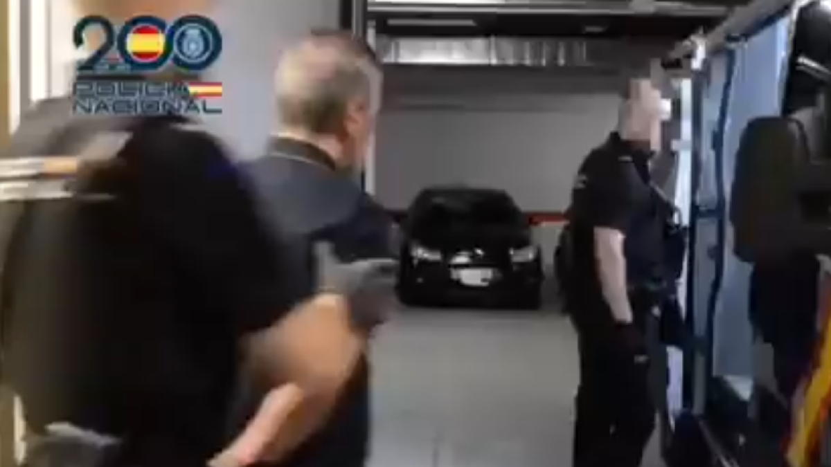 'Don Mico' en el momento de ser trasladado al furgón policial tras su detención.