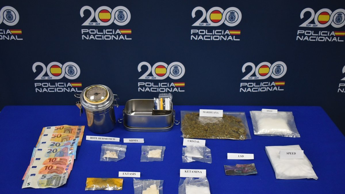Dinero y estupefacientes hallados al detenido.