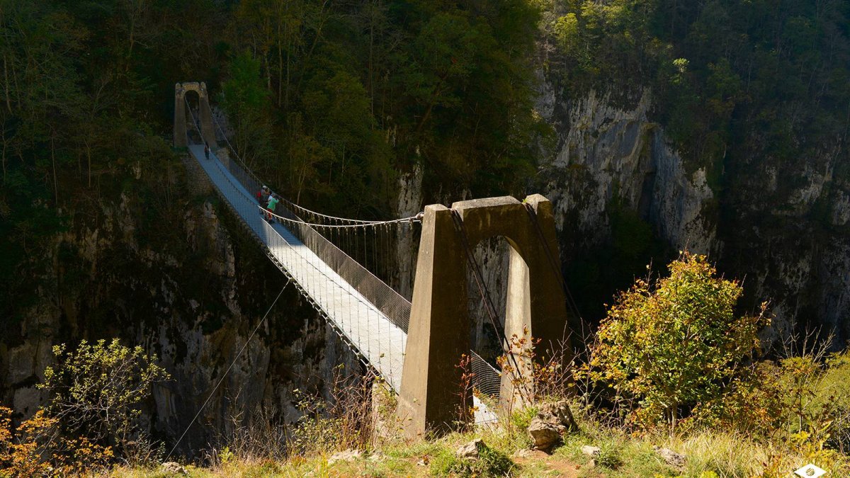 La Pasarela de Holzarte fue construida en 1920 para facilitar el trabajo de los madereros y hoy es uno de los puentes colgantes más espectaculares de Europa.