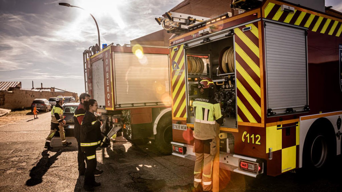 Bomberos movilizados al incendio forestal de Tardelcuende declarado el miércoles.