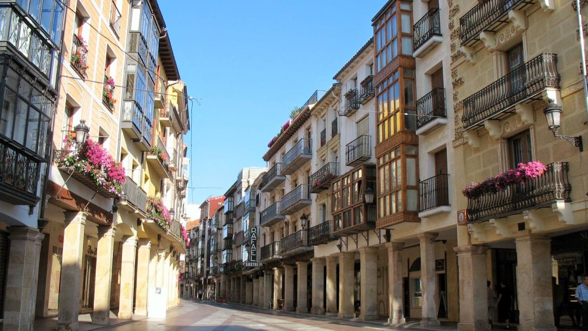 La calle El Collado, principal arteria comercial y social de Soria, conserva algunos de los edificios y soportales más emblemáticos del casco urbano.