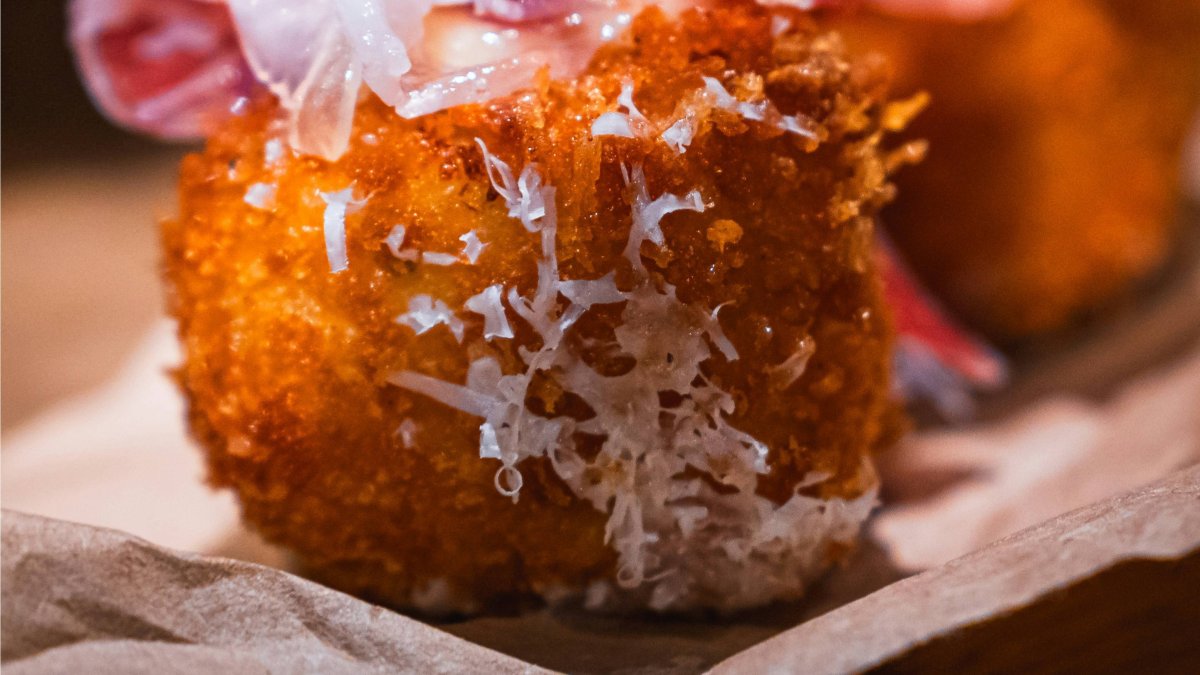 Las croquetas de torrezno de Soria se han convertido en una de las recetas virales más comentadas de las redes sociales gracias a su combinación de cremosidad y crujiente.