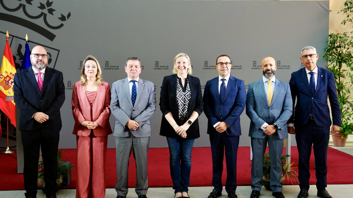 La vicepresidenta segunda de la Junta, Isabel Blanco, preside la toma de posesión de los nuevos altos cargos de su departamento y de la Consejería de la Presidencia.