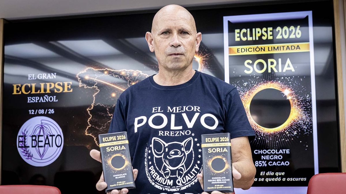 Carlos París presenta la edición conmemorativa de los chocolates de El Beato con motivo del eclipse.