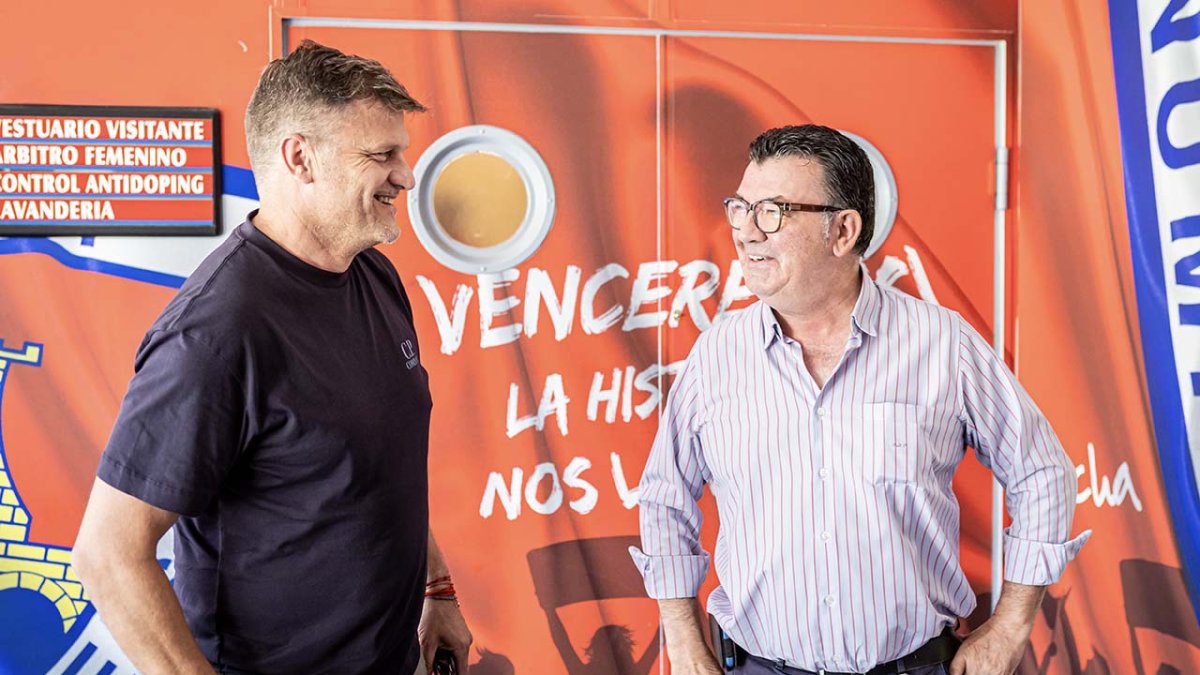 El director deportivo del Numancia, Toni García, junto al presidente Patricio de Pedro.