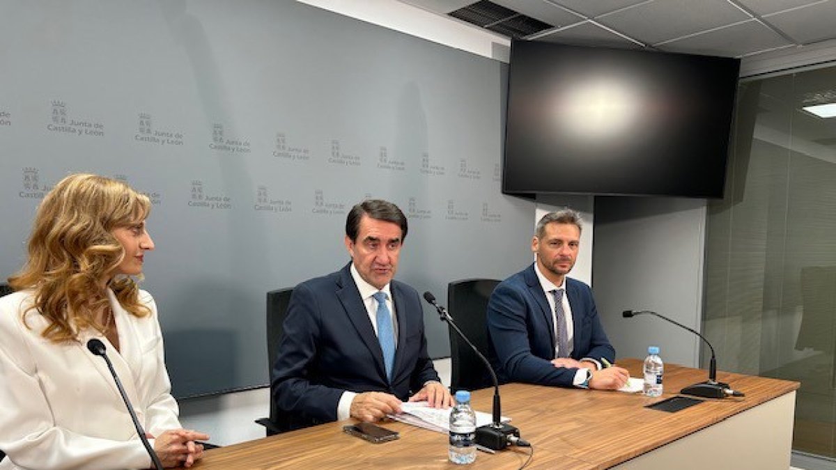 El consejero, en el medio, acompañado por la viceconsejera y el director del ECYL, durante la presentación del programa.