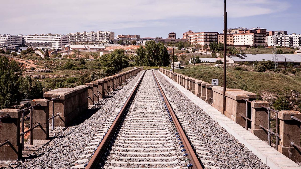 Vista parcial de la vía férrea que atraviesa el viaducto sobre el río Golmayo.