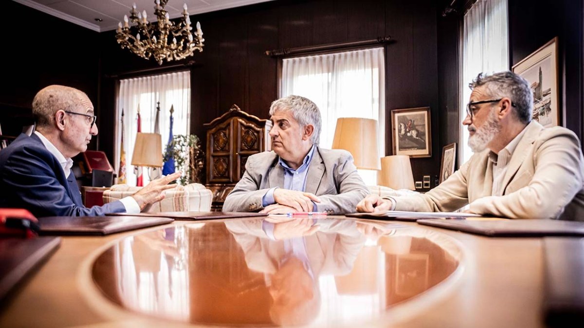 Javier Antón en la reunión con los responsables de Iberaval, Pedro Pisonero y Rubén Moreno.