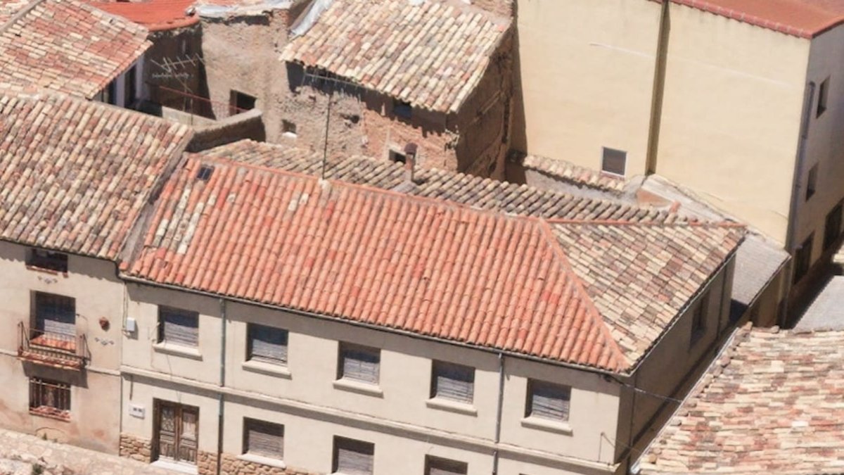 Sobre estas líneas, la antigua casa del cura de Monteagudo recientemente adquirida por Bukolikart.