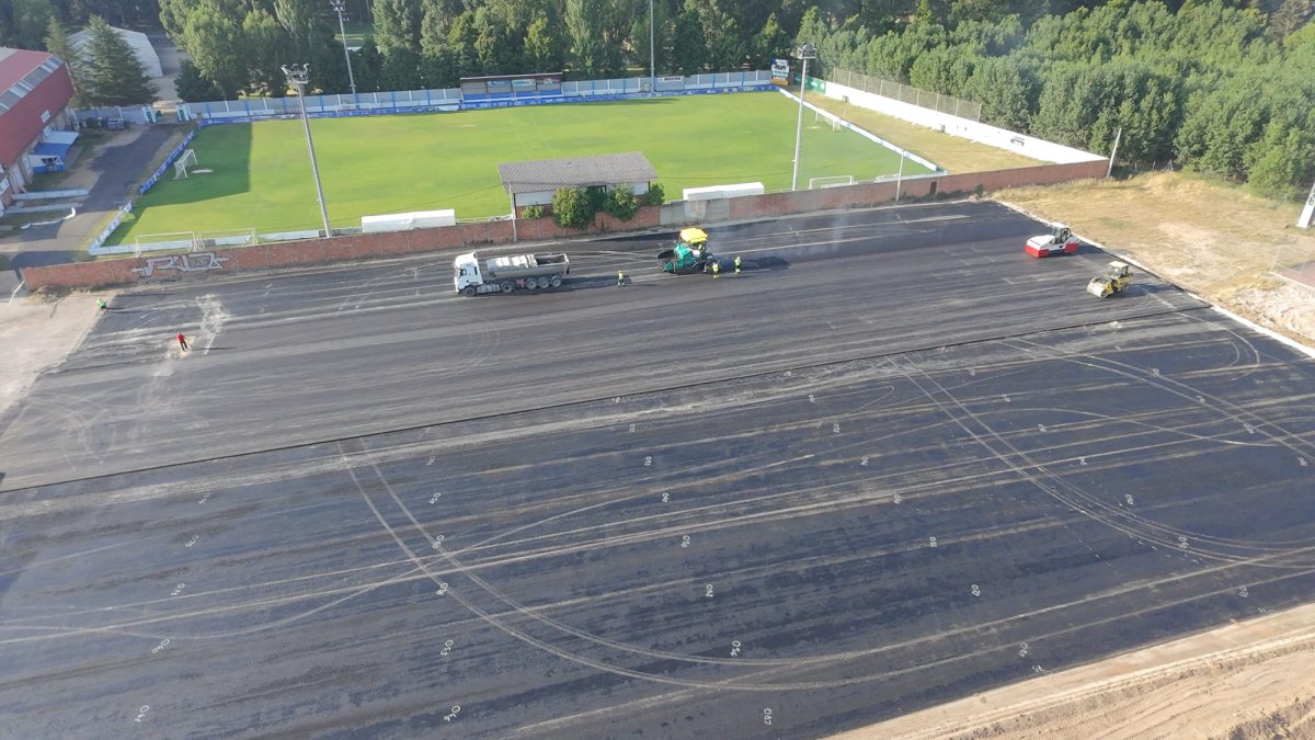 Las obras del campo de fútbol de hierba artificial junto al estadio de La Arboleda.