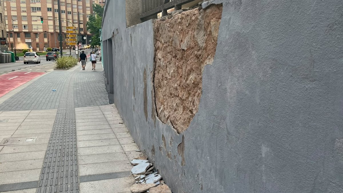 Cascotes en la calle San Benito de Soria tras desprenderse el revoque de un muro.