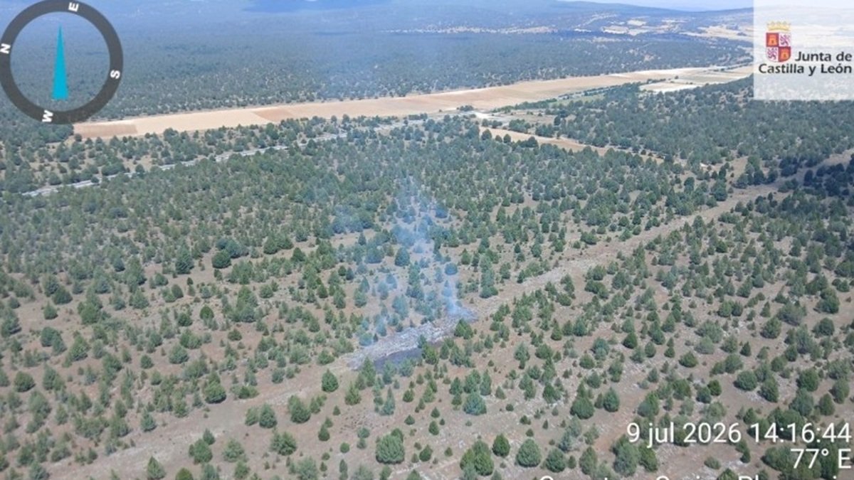 Vista del incendio de Villaciervos a la llegada del helicóptero de la Junta.