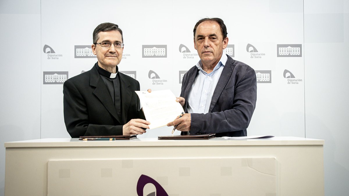 Firma del convenio entre la Diputación y la Diócesis de Osma Soria.