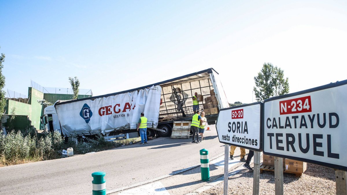 Los servicios de emergencia trabajan para limpiar la carga del camión que transportaba pintura.