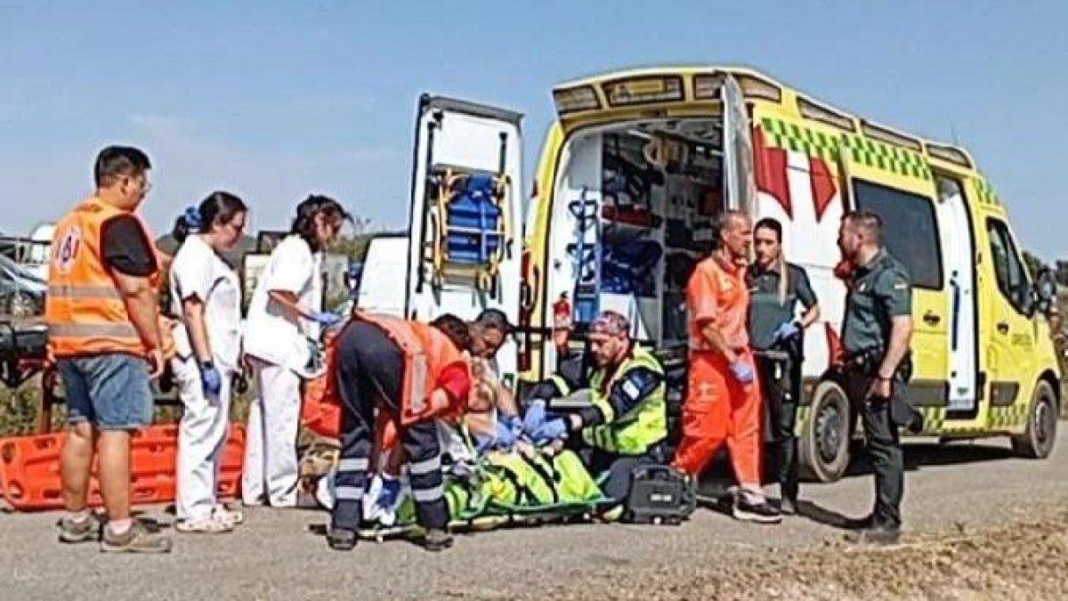 Uvi móvil en el lugar del suceso al que también acudió un helicóptero que trasladó a la joven.