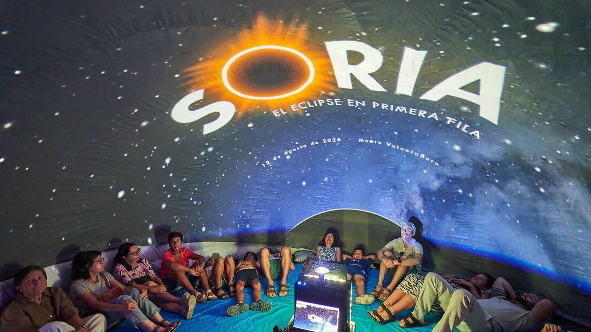 Vecinos y turistas de Soria exploran el cosmos en el planetario portátil.