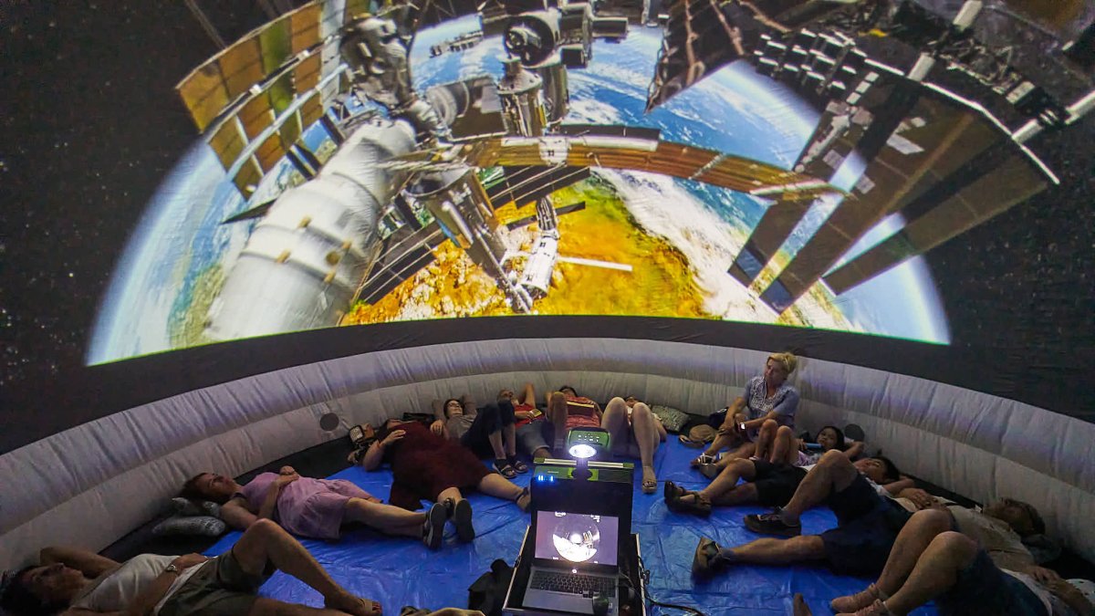 Proyección en el planetario instalado en el Trinquete.