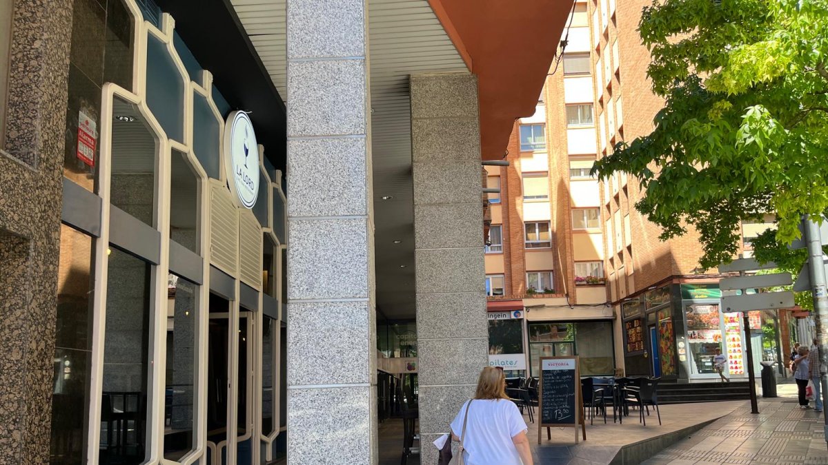 El bar cafetería que frecuentaba con asiduidad, muy próximo a donde fue detenido.