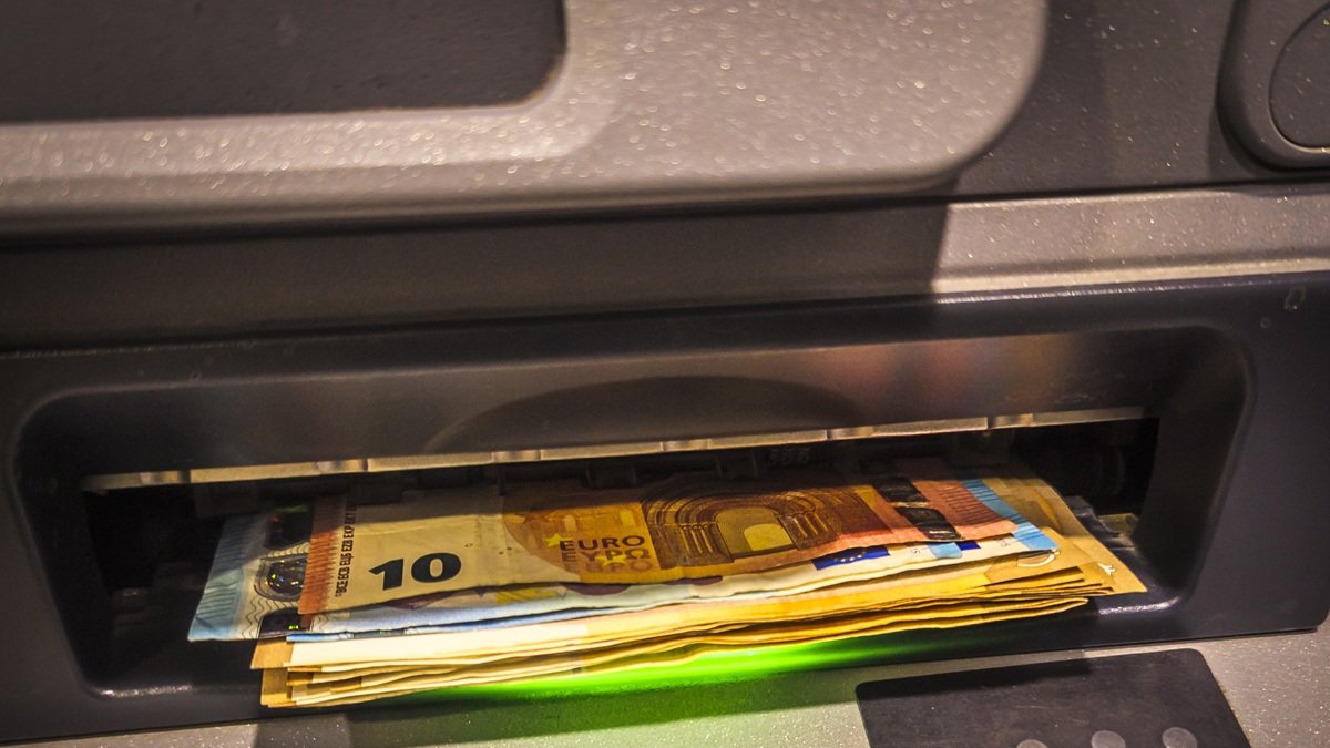 Un cajero automático en Soria expide billetes.