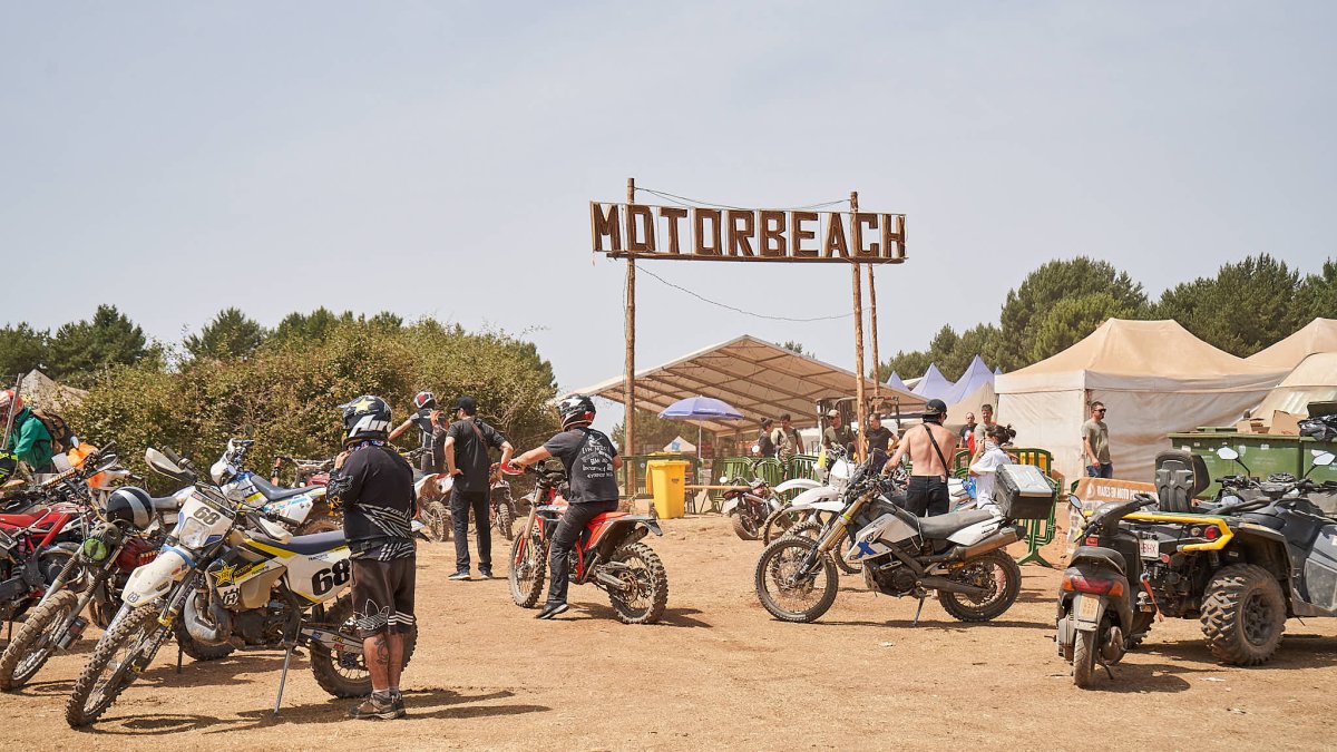 Participantes en el Motorbeach en la mañana de este domingo.