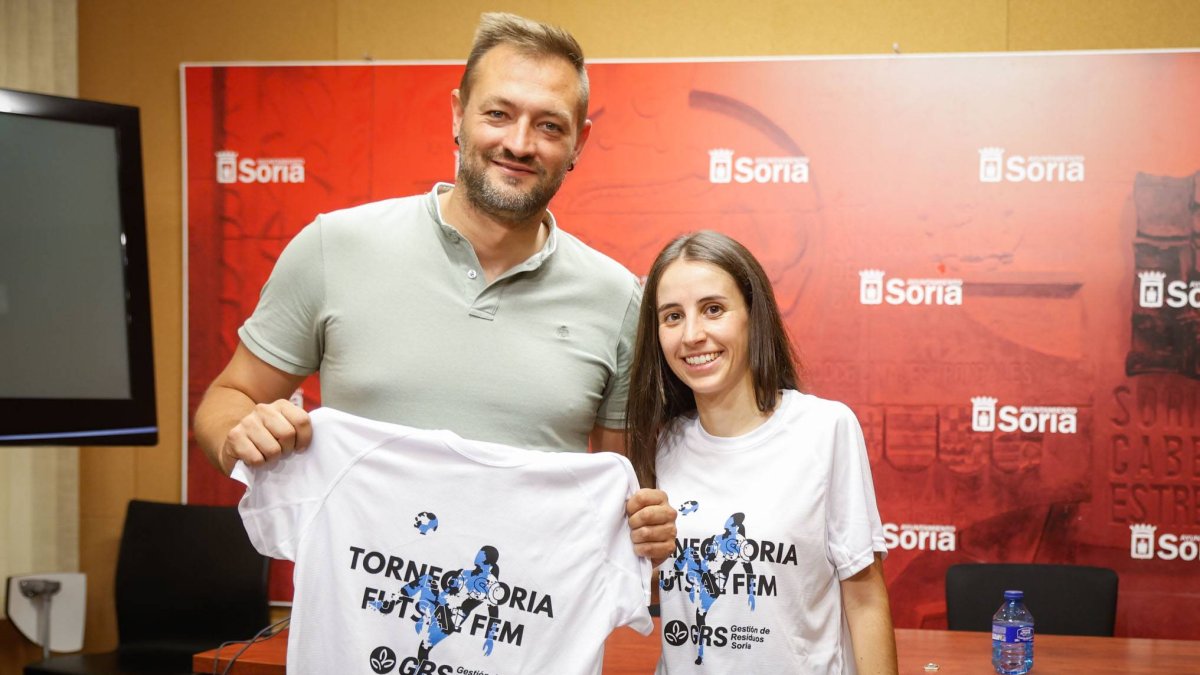 Manuel Salvador y Raquel Rioja tras la presentación del torneo.