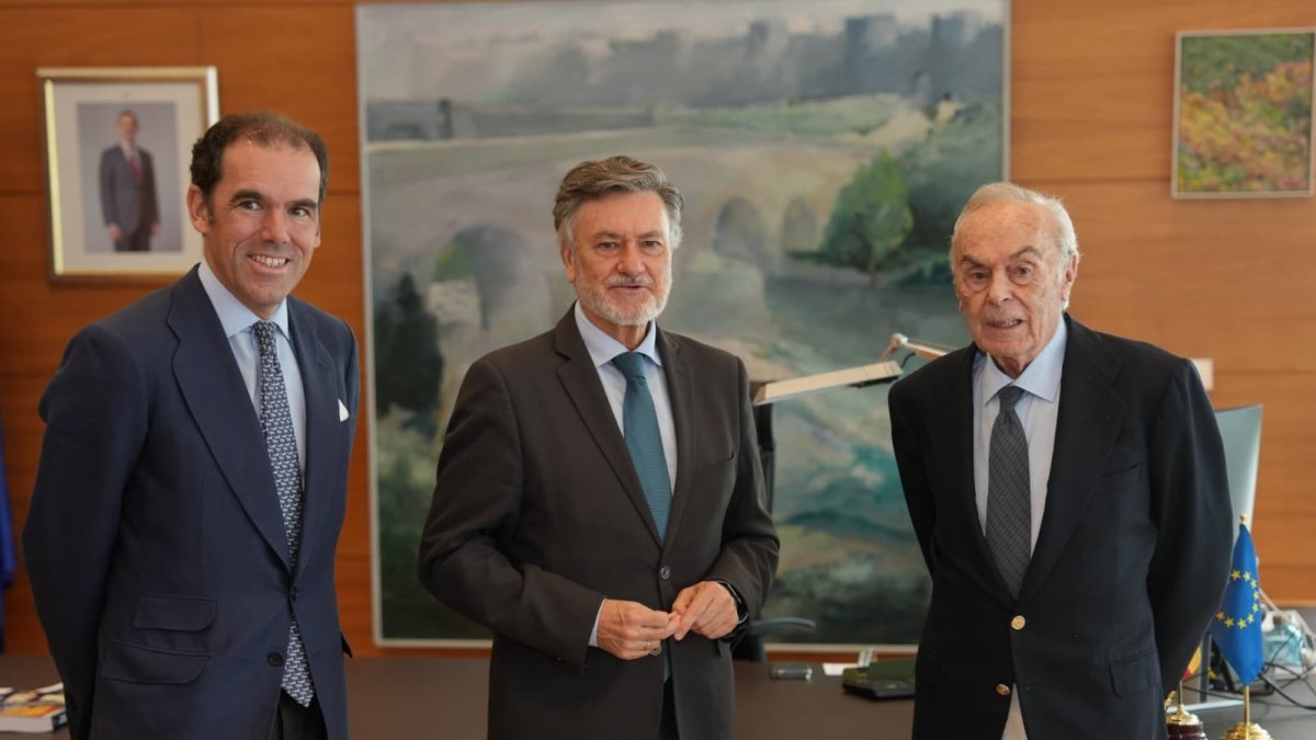 El presidente de las Cortes y de la Fundación Castilla y León, Francisco Vázquez, y el presidente de la FDS, Rafael Benjumea, han firmado este miércoles un convenio de colaboración.