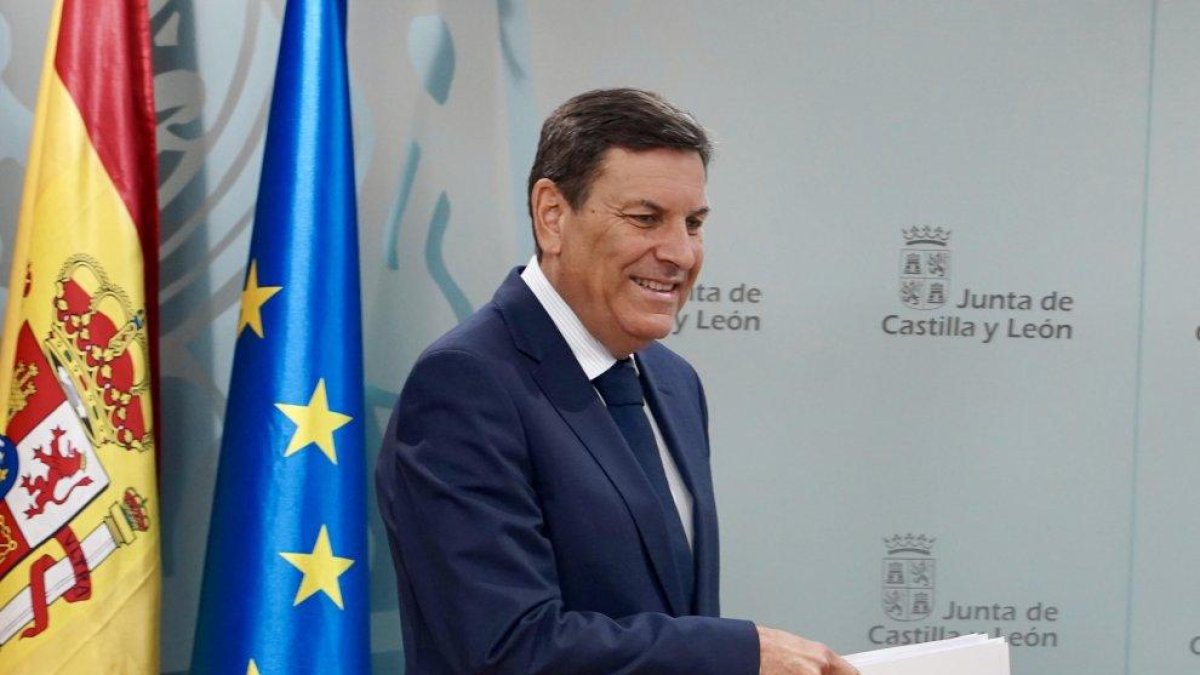 El consejero de Economía y Hacienda y portavoz, Carlos Fernández Carriedo, comparece en rueda de prensa posterior al Consejo de Gobierno.