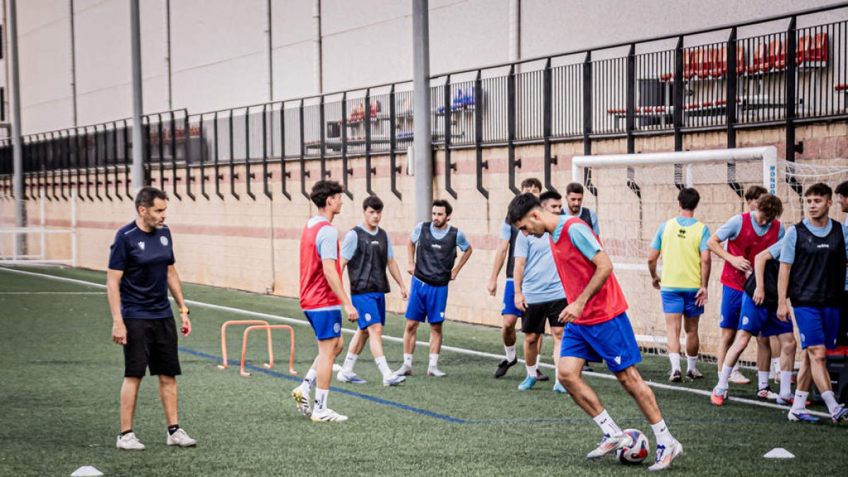 Varios jugadores del Calasanz durante el primer entrenamiento de pretemporada.