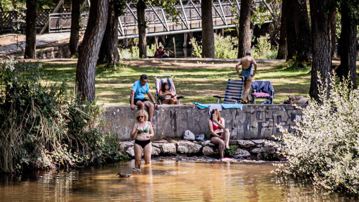 Bañistas en el Duero en verano.