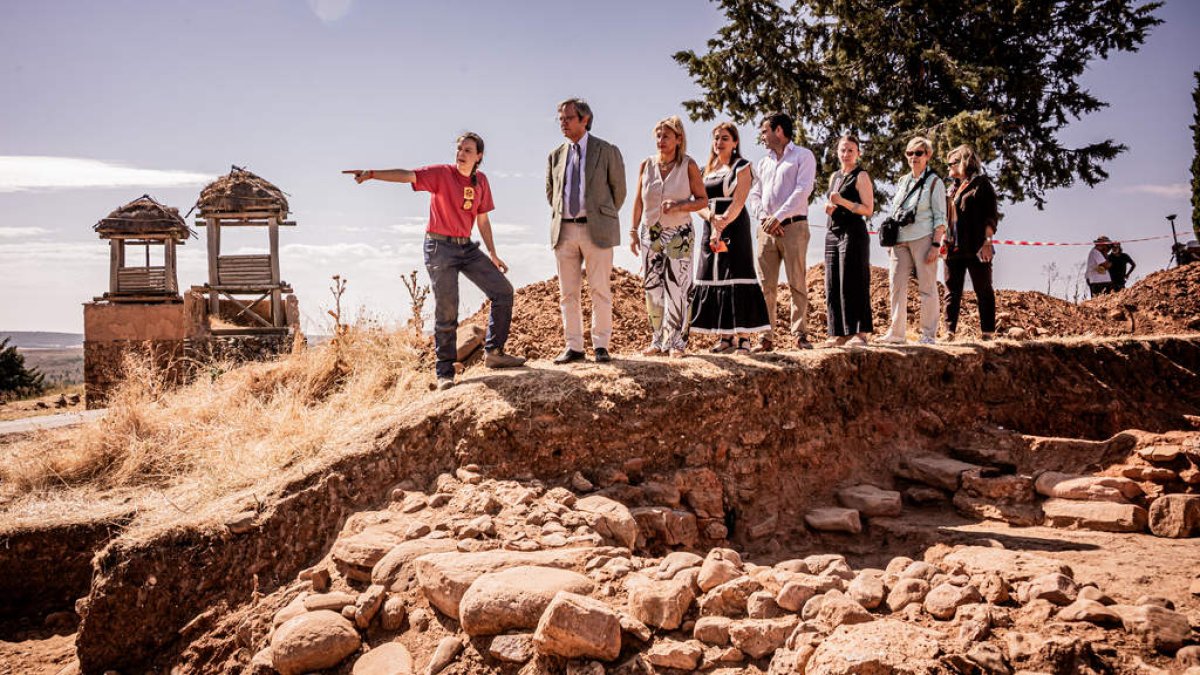 Visita del director general de Patrimonio a las excavaciones de Numancia para conocer los hallazgos de esta campaña.