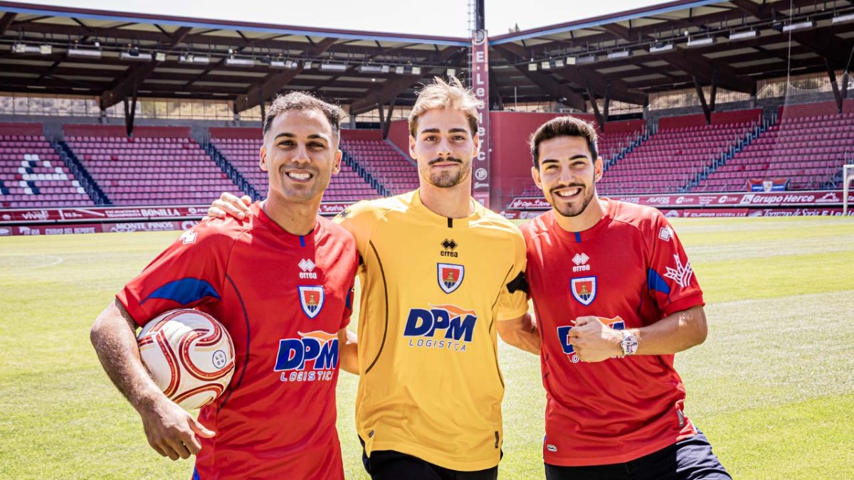 Amin, Sunico e Iván Moreno sobre el césped del campo de Los Pajaritos.