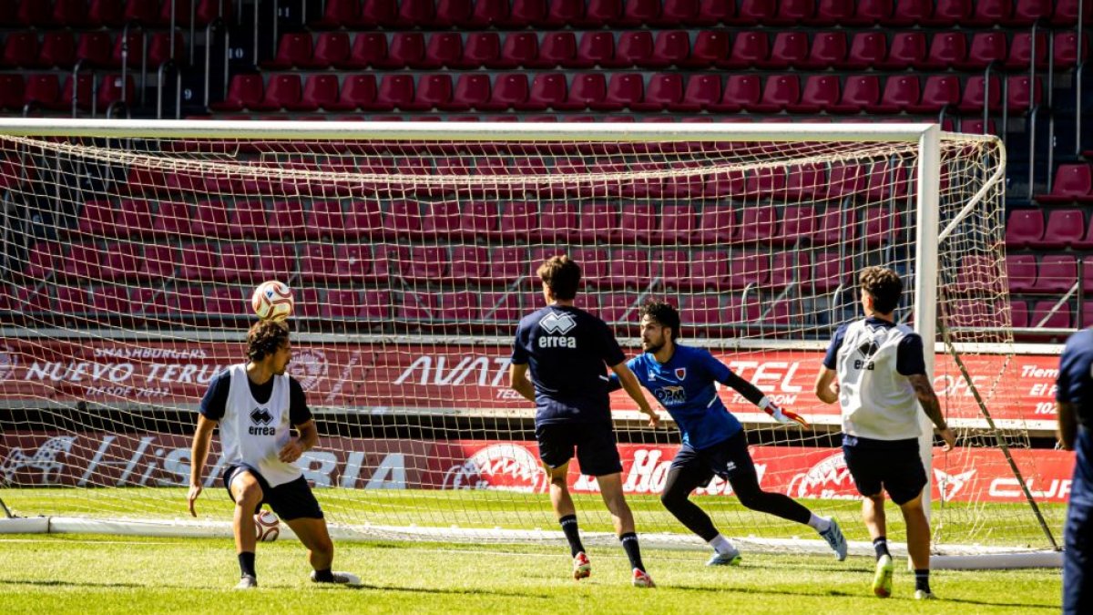 Los jugadores del Numancia durante un entrenamiento en Los Pajaritos.