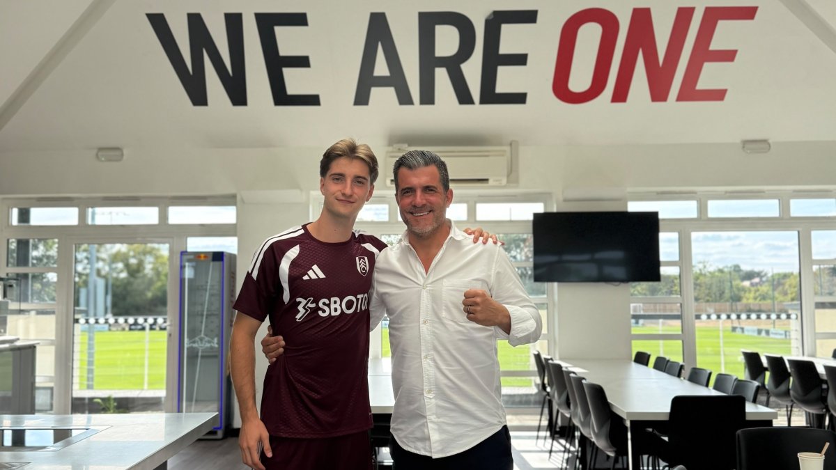 César Palacios, junto a Luis Alonso, tras firmar con el Fulham.